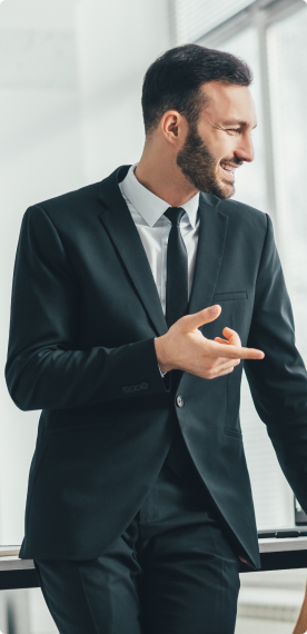 Especialista da Rooted Soluções em T.I. explicando sistema de segurança e tecnologia em Curitiba